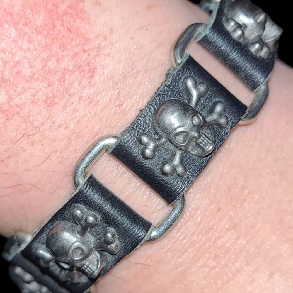 Bracelet Skull and Crossbones black leather and silver unisex